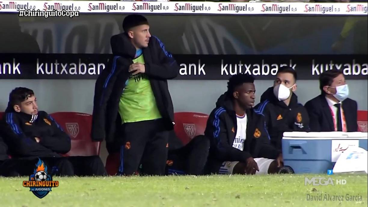 Eden Hazard se colocó el abrigo y se sentó en el banquillo. Finalmente se quedó sin jugar.