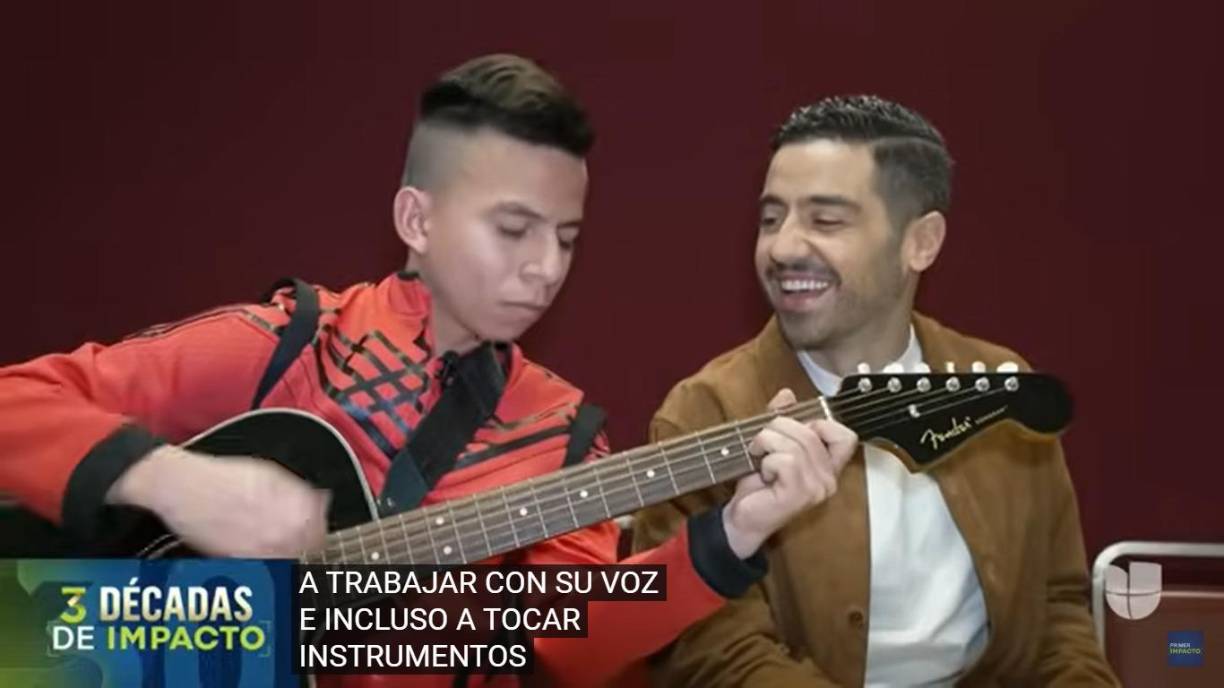 Marlon Yasir da una demostración de su talento ahora tocando la guitarra.