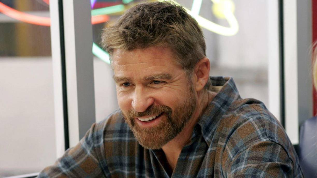 Sin embargo, para muchos siempre será el doctor Dr. Andrew ‘Andy’ Brown de la serie de televisión ‘Everwood’, en la que trabajó de 2002 a 2006 y que le valió numerosos galardones, entre otros el SAG a la mejor interpretación masculina en una serie dramática y el Satellite Award al mejor actor. 