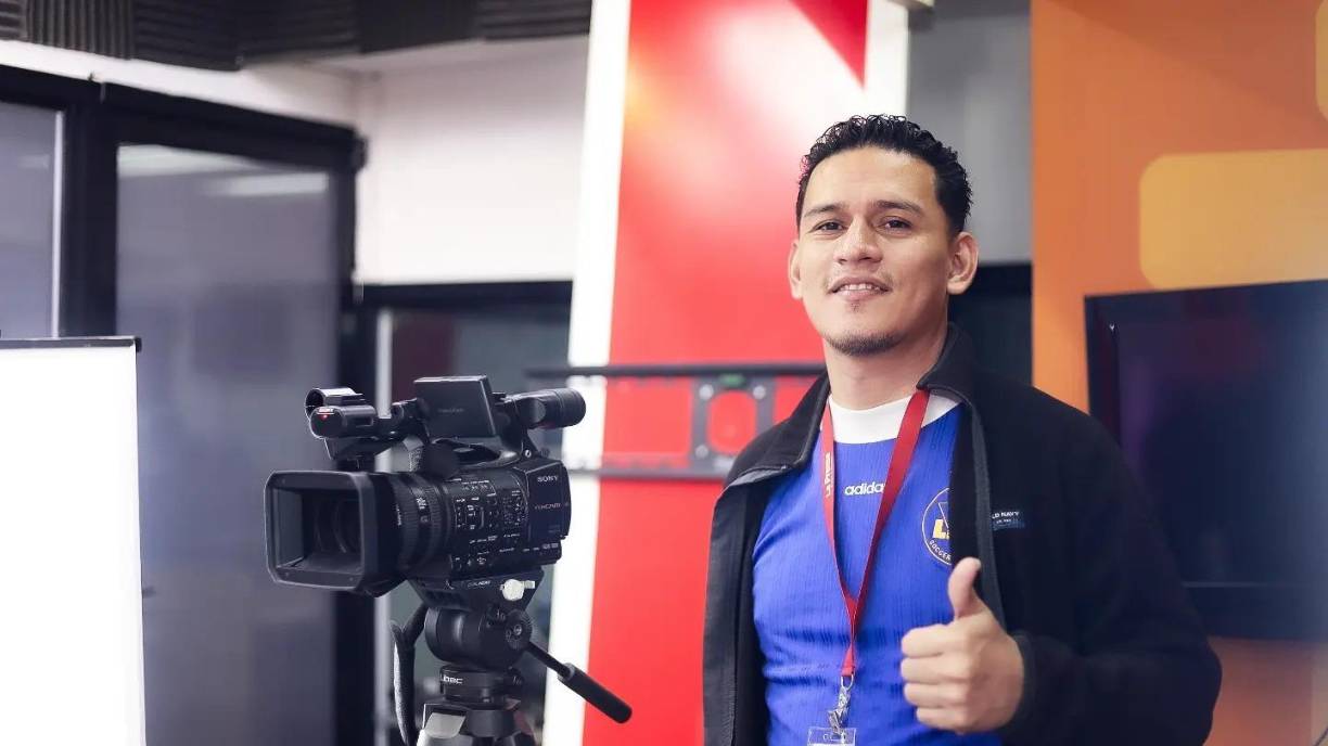 Julio Cortés, productor, camarógrafo y locutor de Diario La Prensa.