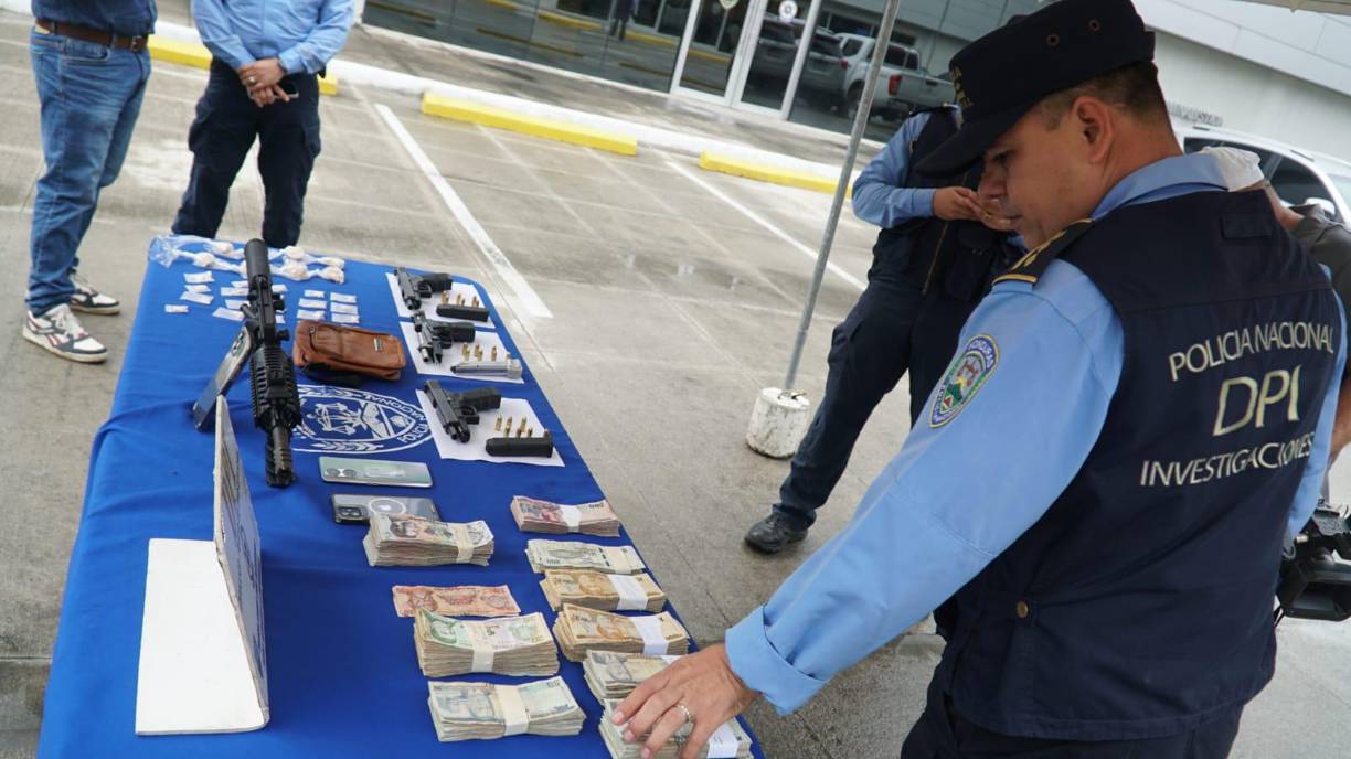 Los hombres tenían en su poder de tres escuadras, un fusil de guerra y varias bolsas de piedra crack, así como más de 80 mil lempiras.