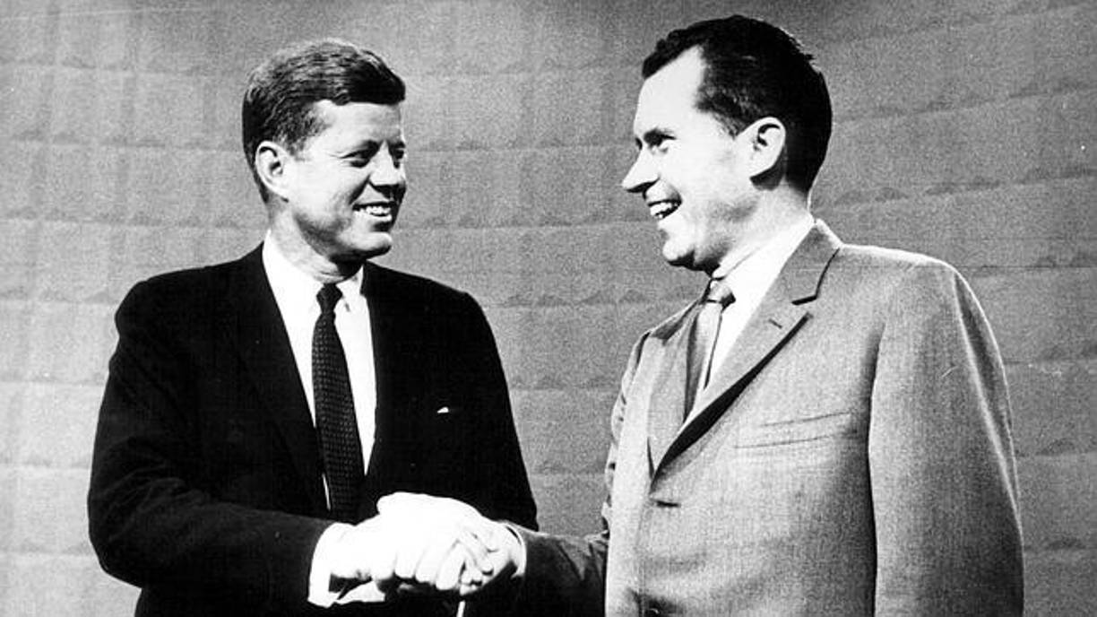 En 1960, rodeado de fraude e incógnitas, John F. Kennedy y Richard Nixon se enfrentaron a elecciones presidenciales, siendo Kennedy el ganador de los votos de Colegio Electoral, Nixon aceptó su derrota y celebró el gane de su contrincante.