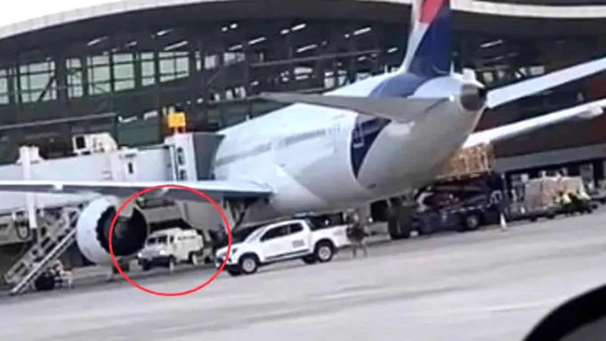  Unidades de Seguridad frustraron este miércoles un millonario atraco de película en el aeropuerto internacional de Santiago de Chile tras un tiroteo en plena pista de aterrizaje y despegue en el que murieron dos personas, un presunto ladrón y un funcionario de la Dirección General de Aeronáutica Civil (DGAC), a cargo de la seguridad del recinto.