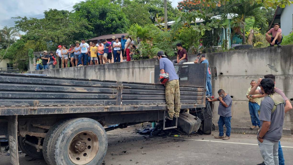 Las autoridades llegaron al lugar para identificar a las víctimas. Hay dos personas aún sin identificar.