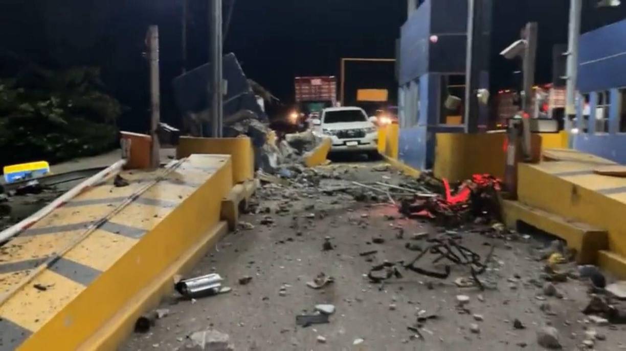 Según informes preliminares, el pesado automotor, de placas guatemaltecas, aparentemente tuvo un fallo en el sistema de frenos, provocando el fuerte impacto contra la caseta de peaje, la cual quedó totalmente destruida.