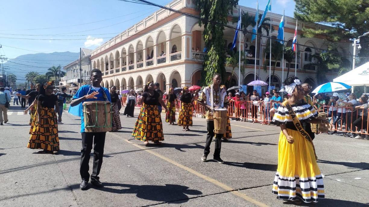 Grupos de garífunas representando a su cultura en los desfiles del 15 de septiembre. 