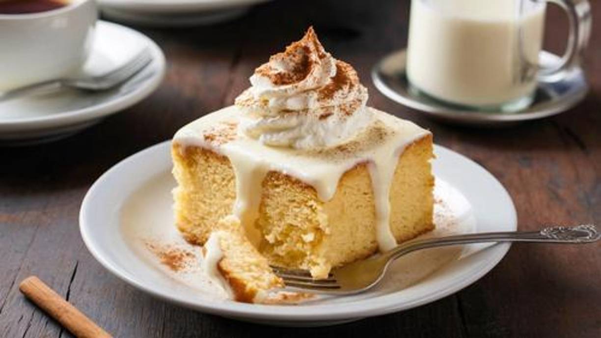 En Honduras, el pastel de tres leches, con su esponjoso bizcocho empapado en tres tipos de leche, es una delicia que no puedes dejar de probar.