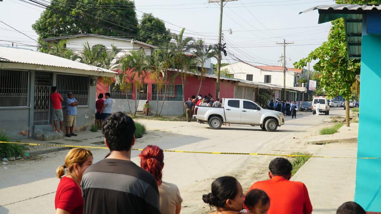 La Policía ha encontrado una gran cantidad de casquillos de arma de grueso calibre en la zona del hecho. 