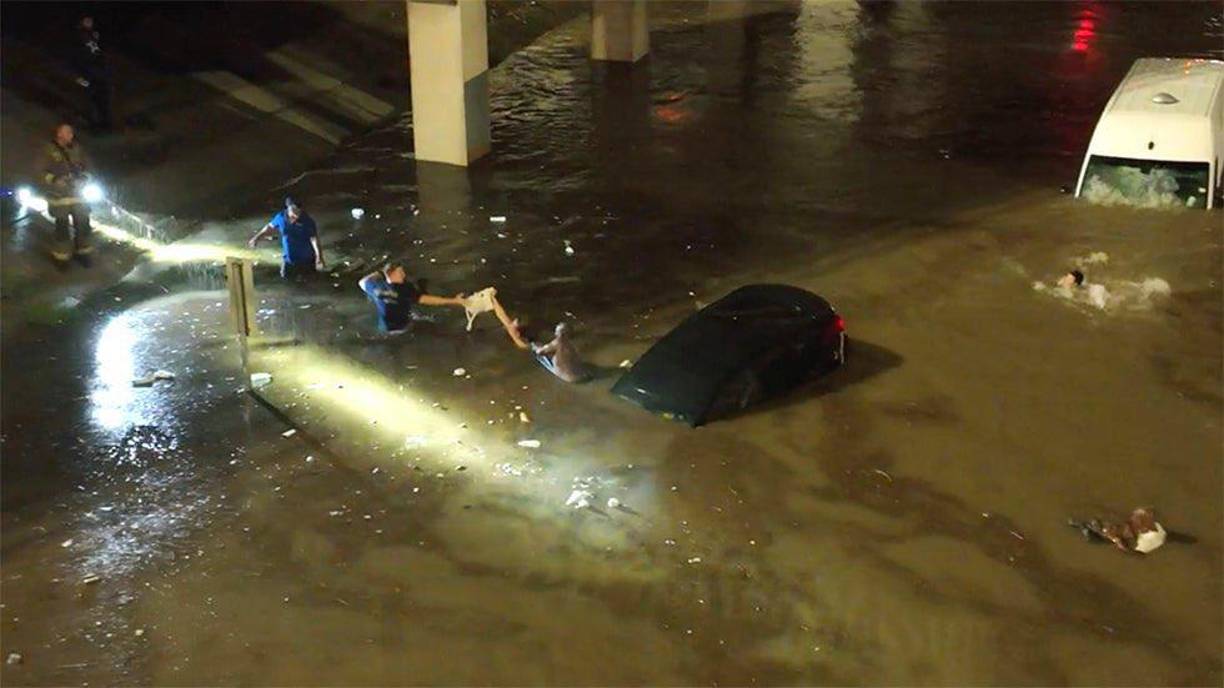 El Servicio Meteorológico Nacional (NWS, por sus siglas en inglés) alertó de condiciones potencialmente mortales por las inundaciones en el área metropolitana de Dallas y Fort Worth .