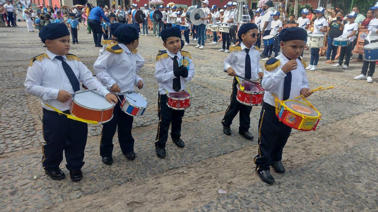 ¡Fervor patrio! 20 kínderes de Comayagua rinden tributo a la patria