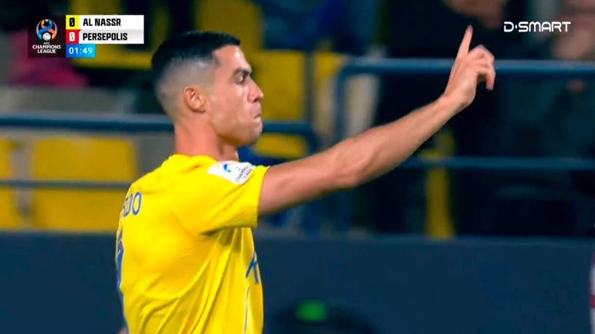 Cristiano Ronaldo estuvo haciendo gestos de que no era penal e incluso intentó tranquilizar a sus rivales. Posteriormente, el árbitro anuló el penal.