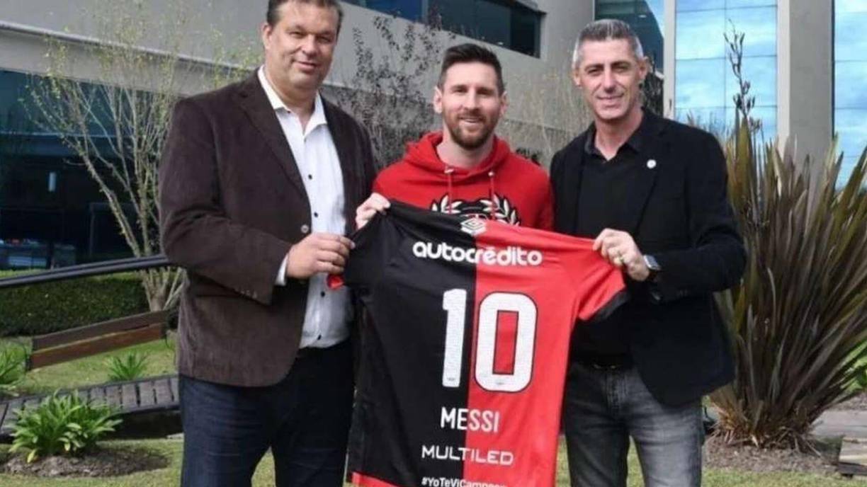 ¿Se dará el Bombazo? Según el Kun, Lionel Messi quiere jugar la próxima campaña en el <b>Newell’s Old Boys</b> de la Superliga de Argentina.