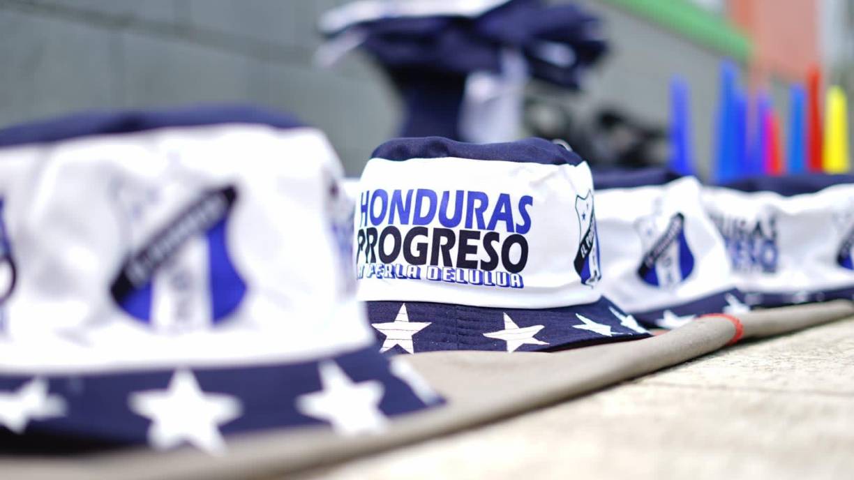 Adornado con los colores de su equipo. Los vendedores aprovecharon para vender gorros, banderas y carteles en las afueras del estadio.