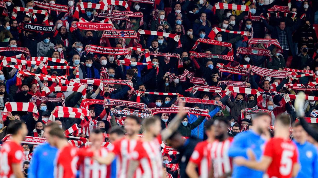 Los aficionados del Athletic Club de Bilbao armaron una fiesta en San Mamés.