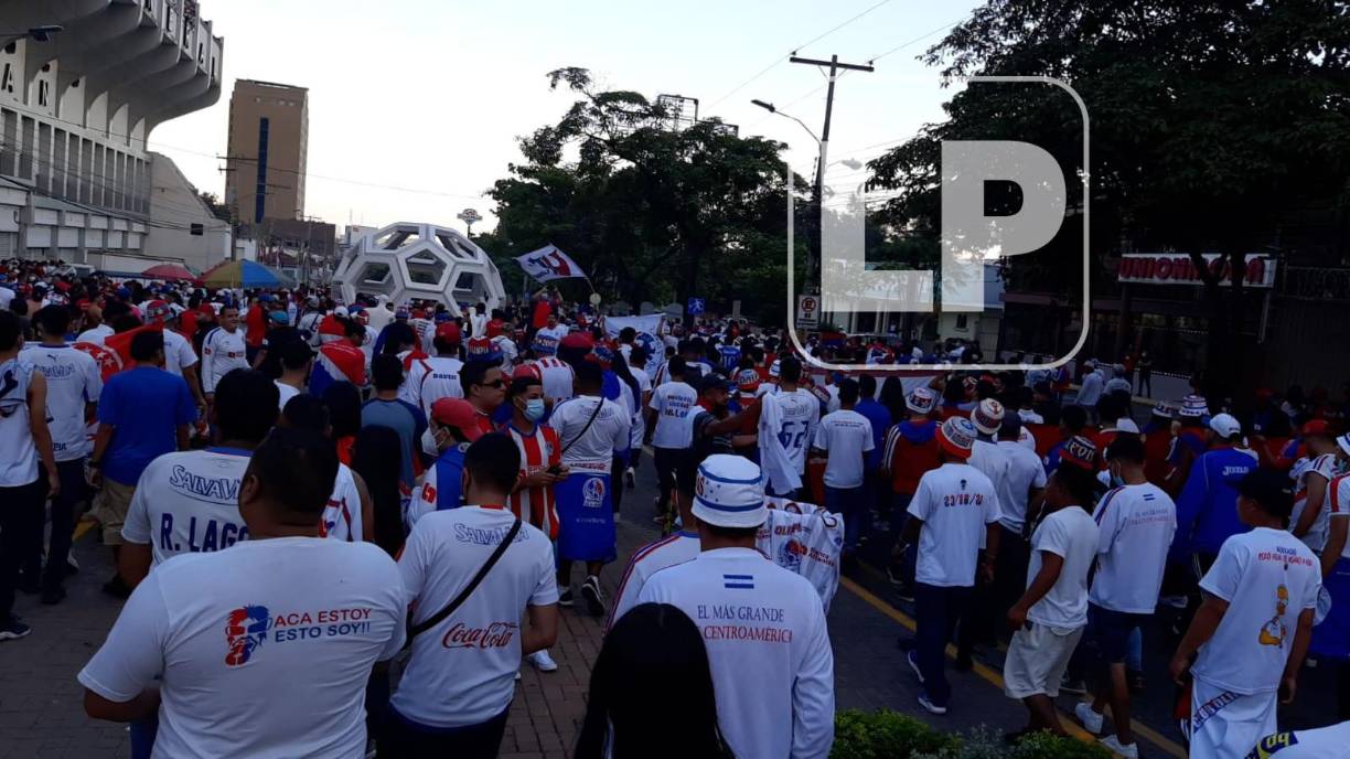 La Ultra Fiel llegó temprano al estadio Morazán para apoyar al Olimpia.