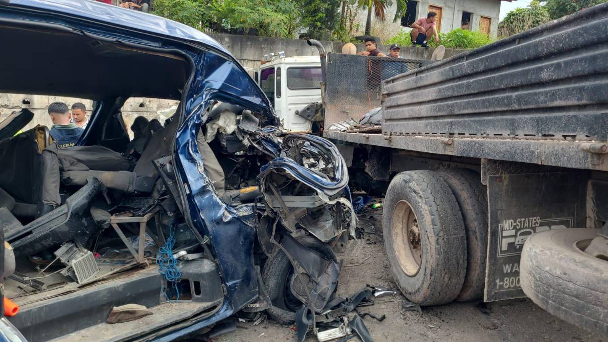En la zona quedaron los seis cuerpos inertes tendidos sobre el pavimento.