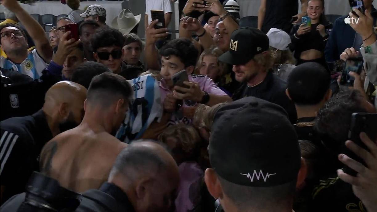 Messi le firmó una camiseta al actor estadounidense Owen Wilson.