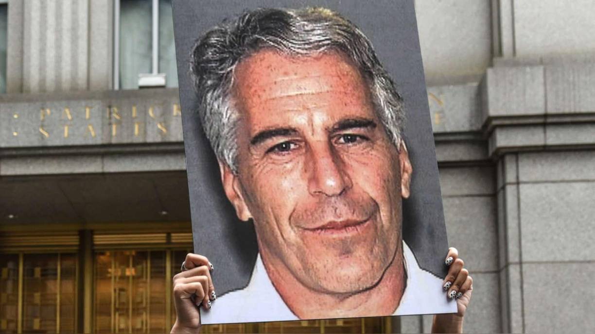 Un juez de Nueva York comenzó a desclasificar las identidades de personas vinculadas en documentos judiciales a Jeffrey <b>Epstein</b>, el financista estadounidense que se suicidó en 2019 a la espera de ser juzgado por delitos sexuales.