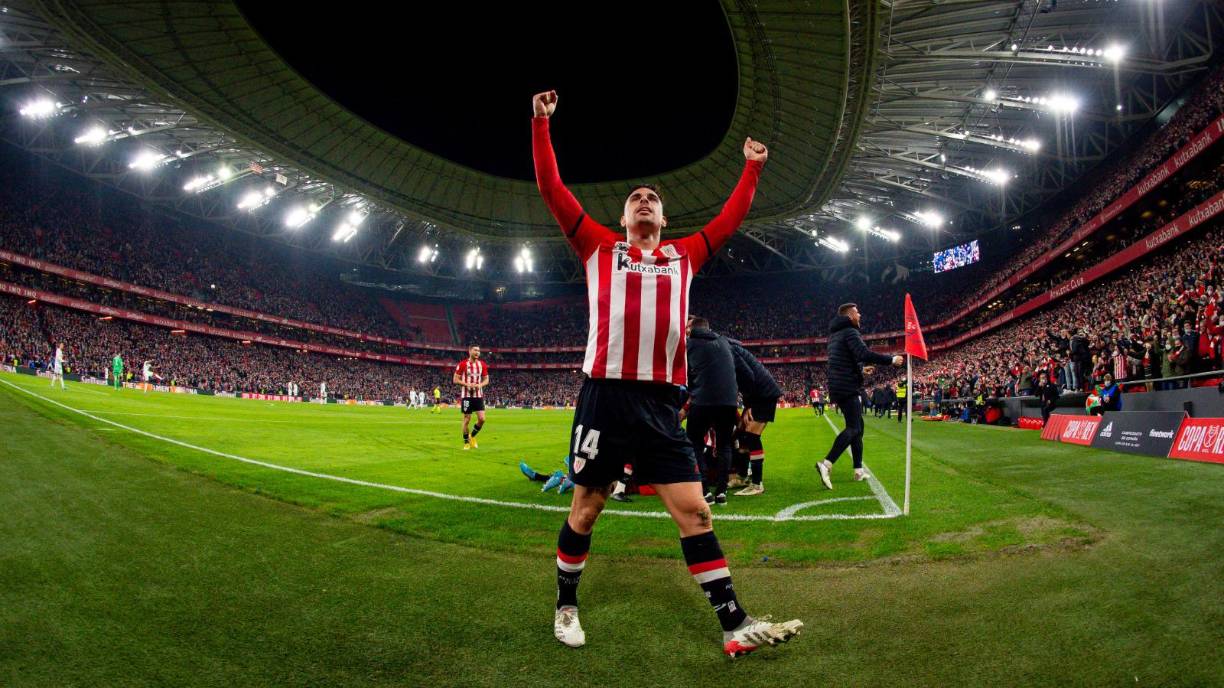 Dani García alzando los brazos celebrando el gol de Álex Berenguer con los aficionados.