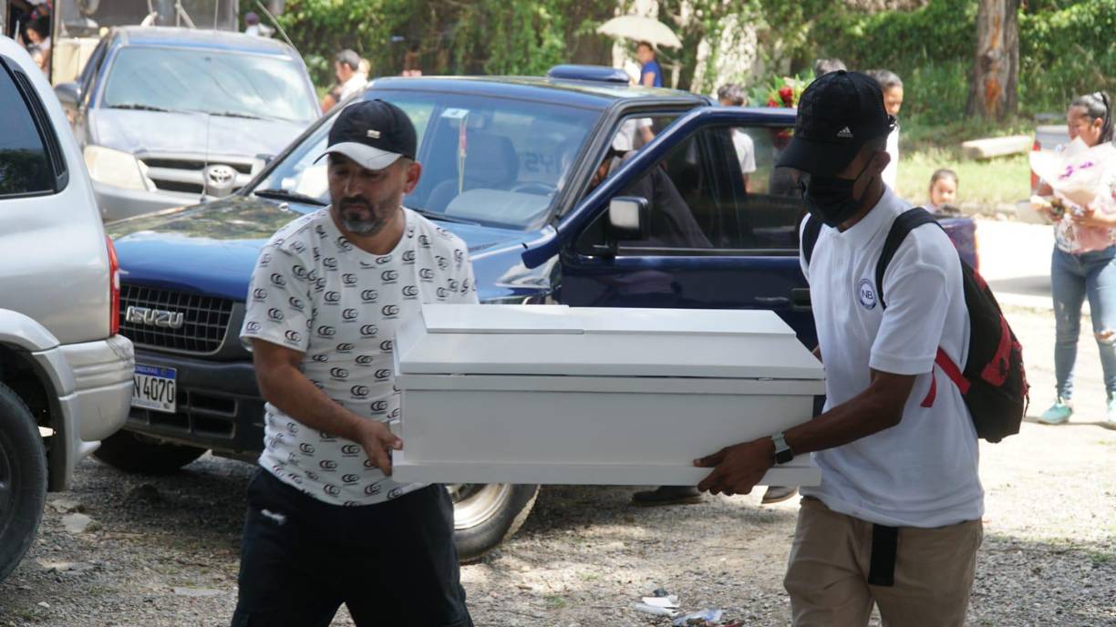 Familiares trasladan el ataúd en el que yacen los restos mortales de la pequeña. 