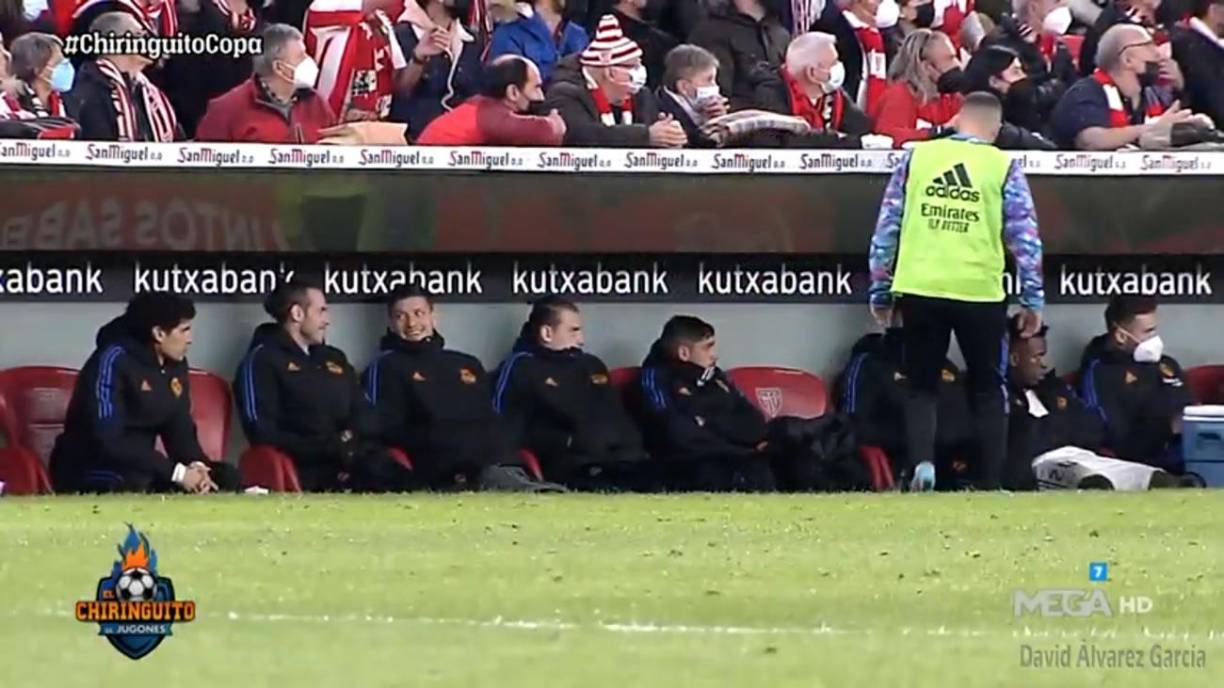 Bale siguió riéndose de Hazard y esta vez lo acompañó Luka Jovic, mientras el belga caminaba a sentarse en el banquillo.