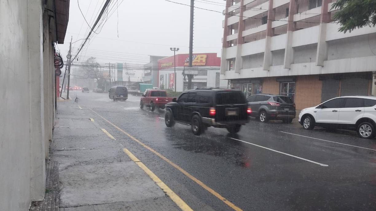 Walter Aguilar, pronosticador de Cenaos, informó que las temperaturas comenzarán a descender gradualmente desde el viernes 13 de diciembre por la entrada de una masa de aire frío. 