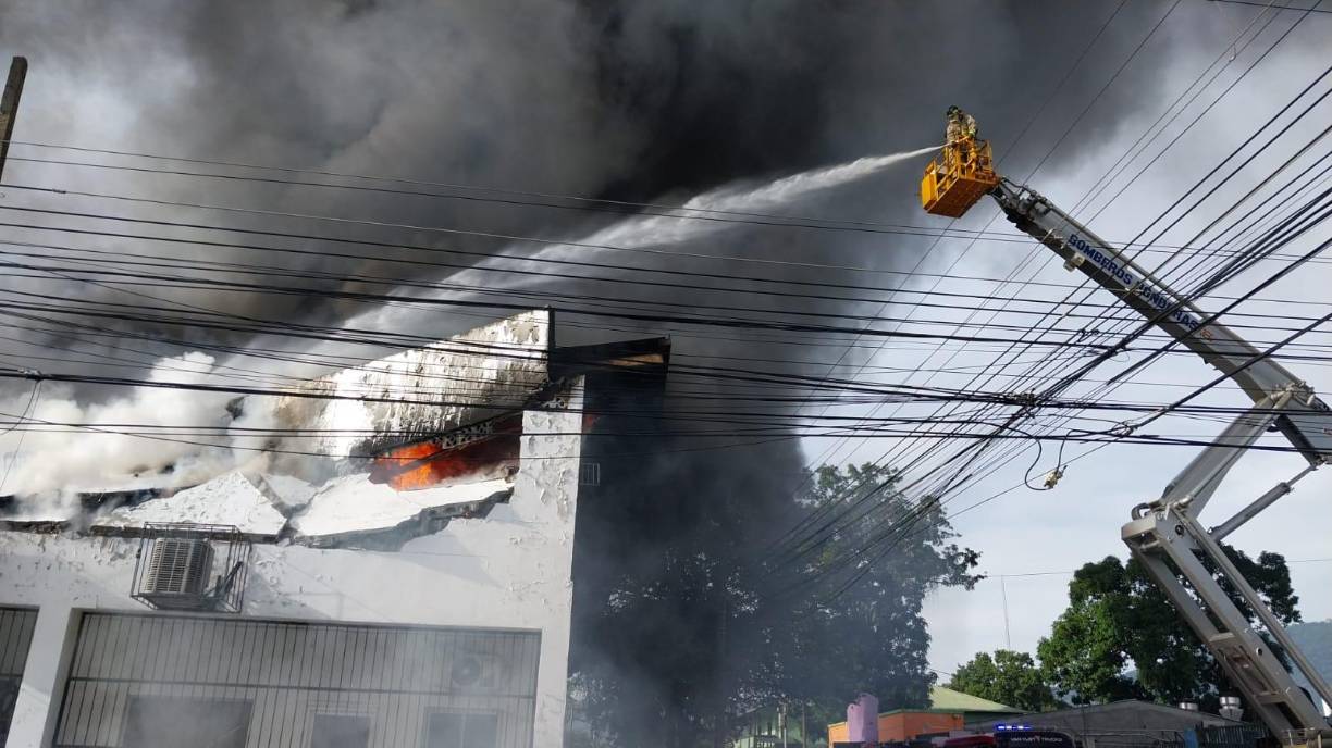 Decenas de elementos del Cuerpo de Bomberos unían esfuerzos para sofocar las llamas.