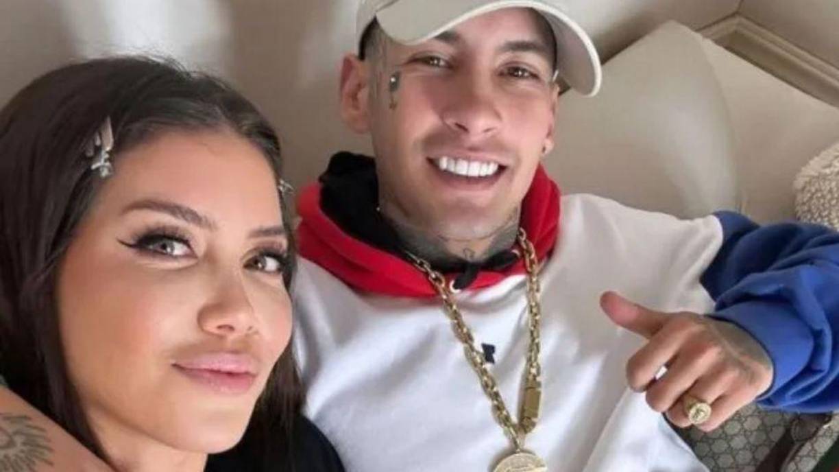 Wanda Nara parece estar más enamorada que nunca, así lo postea en redes sociales y así lo declara su círculo de amigos cercanos. Este es un romance muy cuestionado en cuanto a la diferencia de edad que les separa, pero que hace dos semanas hicieron oficial tras su ruptura con Mauro Icardi, al que tiene denunciado por un supuesto caso de violencia de género.