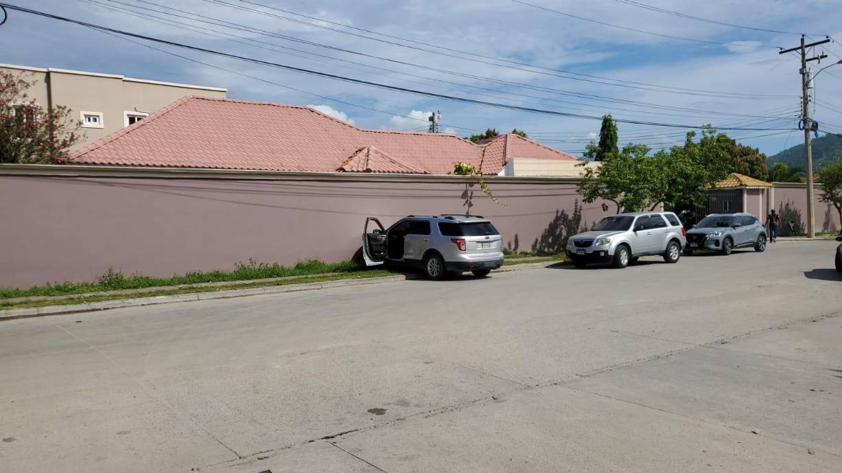 Su vehículo marca Ford impactó ligeramente frente a un muro en dirección de salida de la posta de seguridad de la residencial.