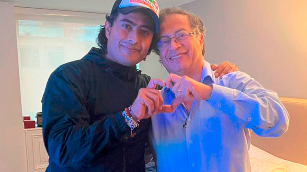 El escándalo saltó el pasado jueves cuando el presidente colombiano publicó un comunicado en el que se refiere a “información que se rumora en la opinión pública” sobre su hermano Juan Fernando Petro Urrego y su hijo mayor, Nicolás Petro Burgos, por lo que pidió al fiscal general de la nación, Francisco Barbosa, “adelantar todas las investigaciones necesarias y determinar posibles responsabilidades”.