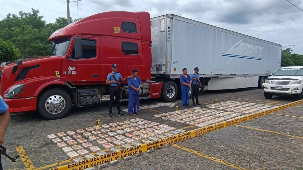 En la camioneta encontraron con cinta adhesiva dos paquetes con sustancia en polvo en color blanco y la prueba de campo dio positivo a cocaína, así como 32.400 dólares.