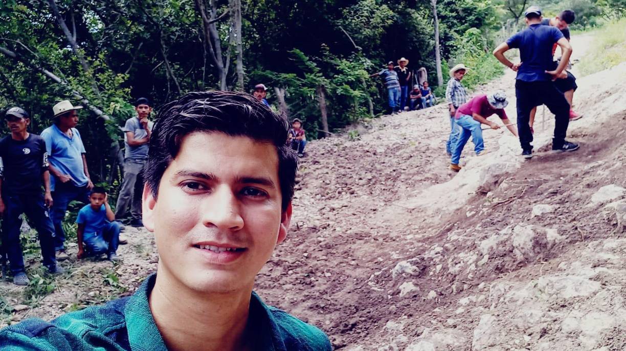 Deydin Mendoza, alcalde de Piraera, Lempira, es uno de los que ha alzado con fuerza su voz.“Fuimos a Tegucigalpa, hablamos con el expresidente Manuel Zelaya y lo que nos dijo es que no hay dinero. Tenemos problemas con las carreteras desde que empezó el invierno. Cuando llueve las calles de tierra se vuelven intransitables y nos ha tocado sacar gente enferma en hamacas, porque nos patinan en el lodo las ambulancias”, expresó.