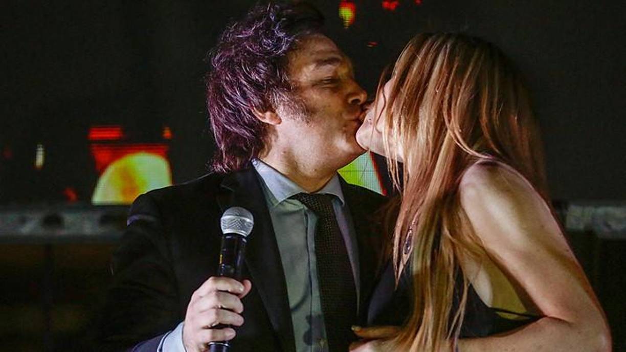 ”Esto, sumado a la compleja tarea que hoy enfrento y que los argentinos me han encomendado, nos ha llevado a vivir separados, imposibilitando la relación de pareja que nos gustaría tener, pese a cuánto nos queremos. Por eso es que decidimos terminar nuestra relación y mantener un vínculo de amistad dado lo que sentimos el uno por el otro y cuánto nos queremos, nos respetamos y admiramos mutuamente”, agregó