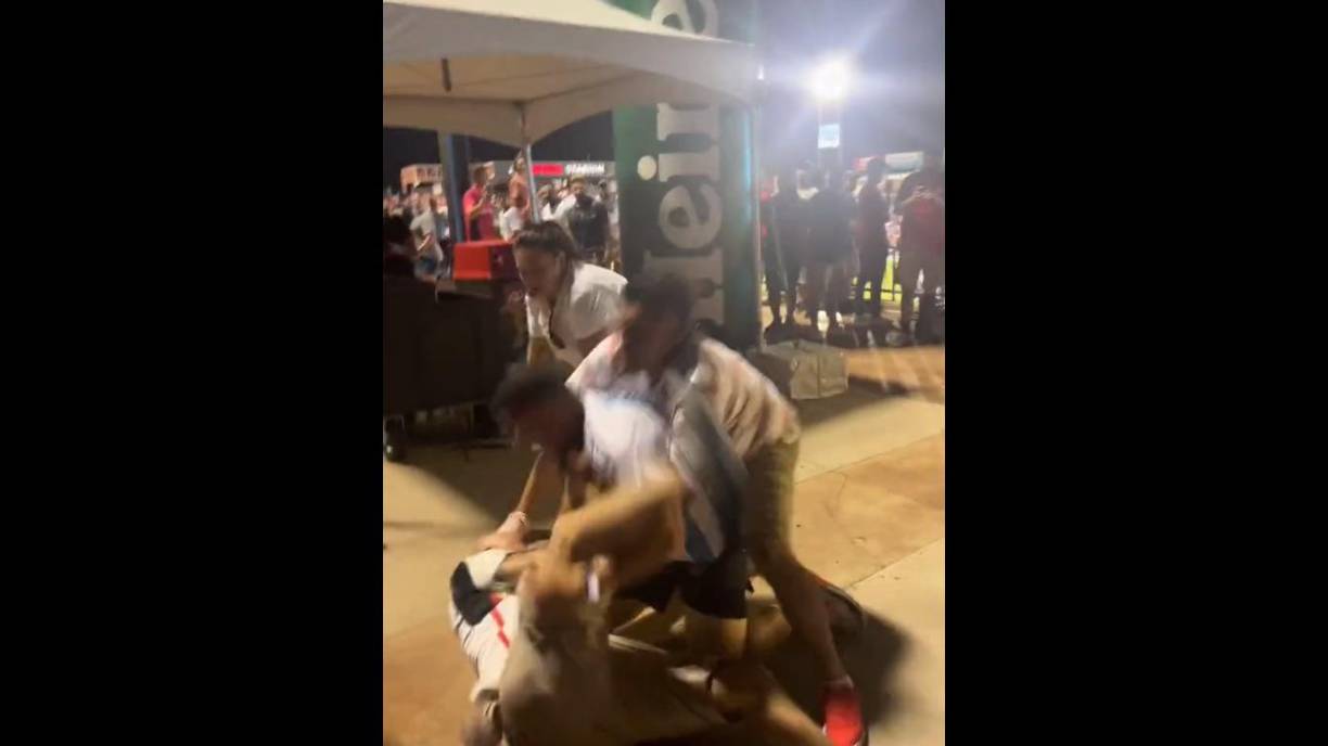 En dataref, compartiendo las imágenes de los hinchas que protagonizaron tremenda escena al final del partido. 