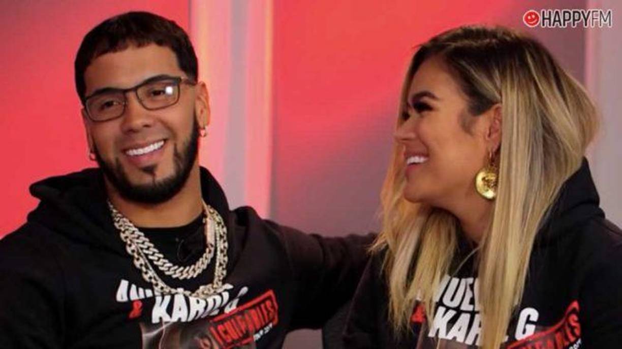 Anuel AA y Karol G fueron una pareja muy mediática en la industria musical latina, terminaron su relación en marzo de 2022 luego de tres años de amor y, si bien ambos aseguraron en las redes sociales que nunca dejaron de quererse, ciertos comentarios han demostrado lo contrario. Además, las fuentes cercanas a la pareja aseguran que el principal motivo del desgaste fue que ambos estaban muy enfocados en sus carreras musicales. Así las cosas, compartían poco tiempo y cuando estalló la pandemia fue aún más difícil sostenerlo. 