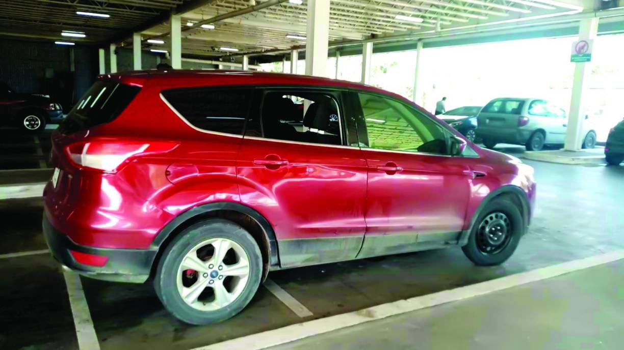 Se informó que los agentes a cargo de las indagaciones observaron en una calle a unos 500 metros del motel la camioneta color rojo que según las averiguaciones era la que había chocado con el vehículo de la secuestrada.