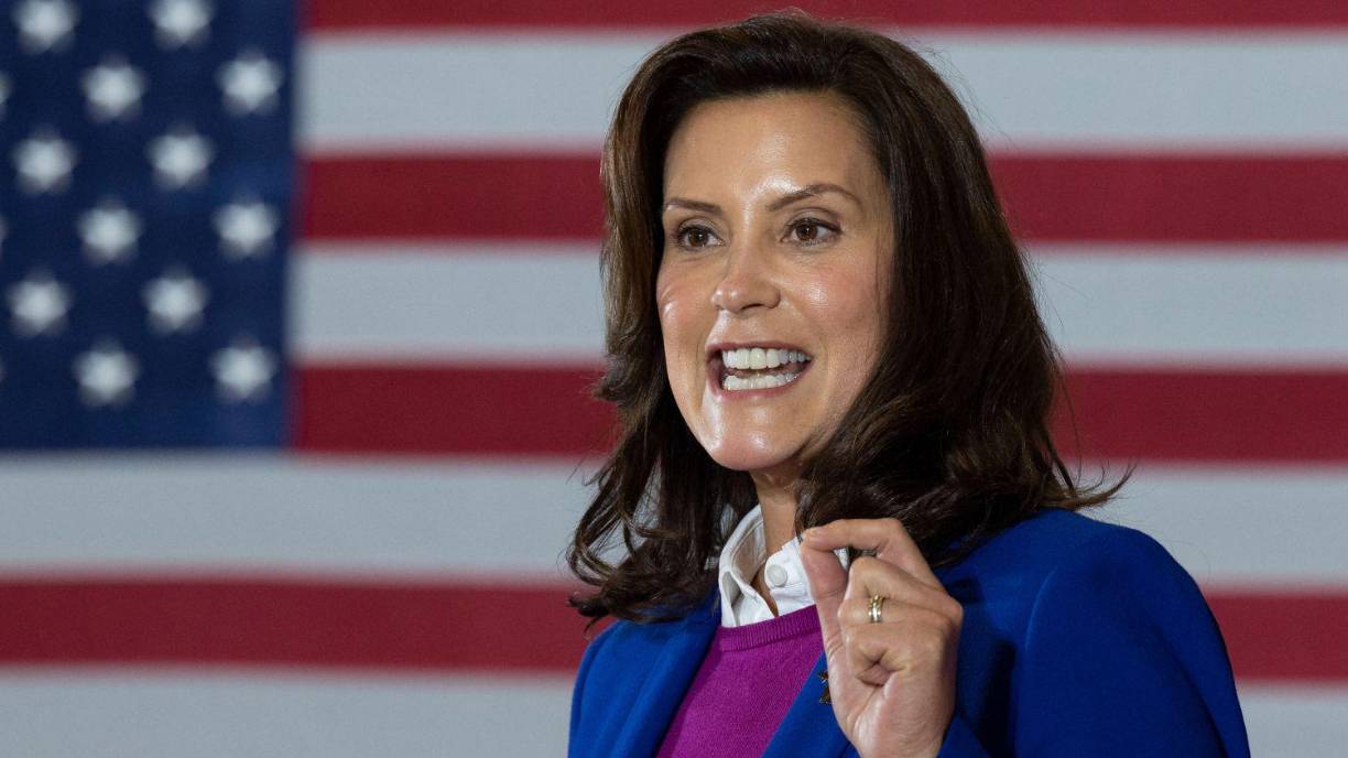 Acérrima opositora a Donald Trump, es conocida por haber sido objeto de un plan de secuestro por parte de una milicia de extrema derecha. El estado que dirige será uno de los más disputados en las elecciones presidenciales de noviembre, un argumento de peso, según sus partidarios, para designarla candidata del partido. 