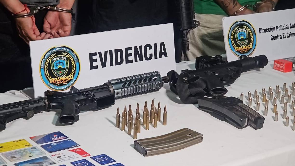Al momento de la inspección, en los vehículos se decomisaron varias armas de fuego de uso prohibido y municiones. 