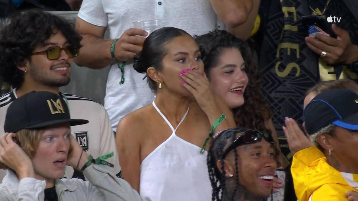 La bella artista fue sensación en las gradas del BMO Stadium.