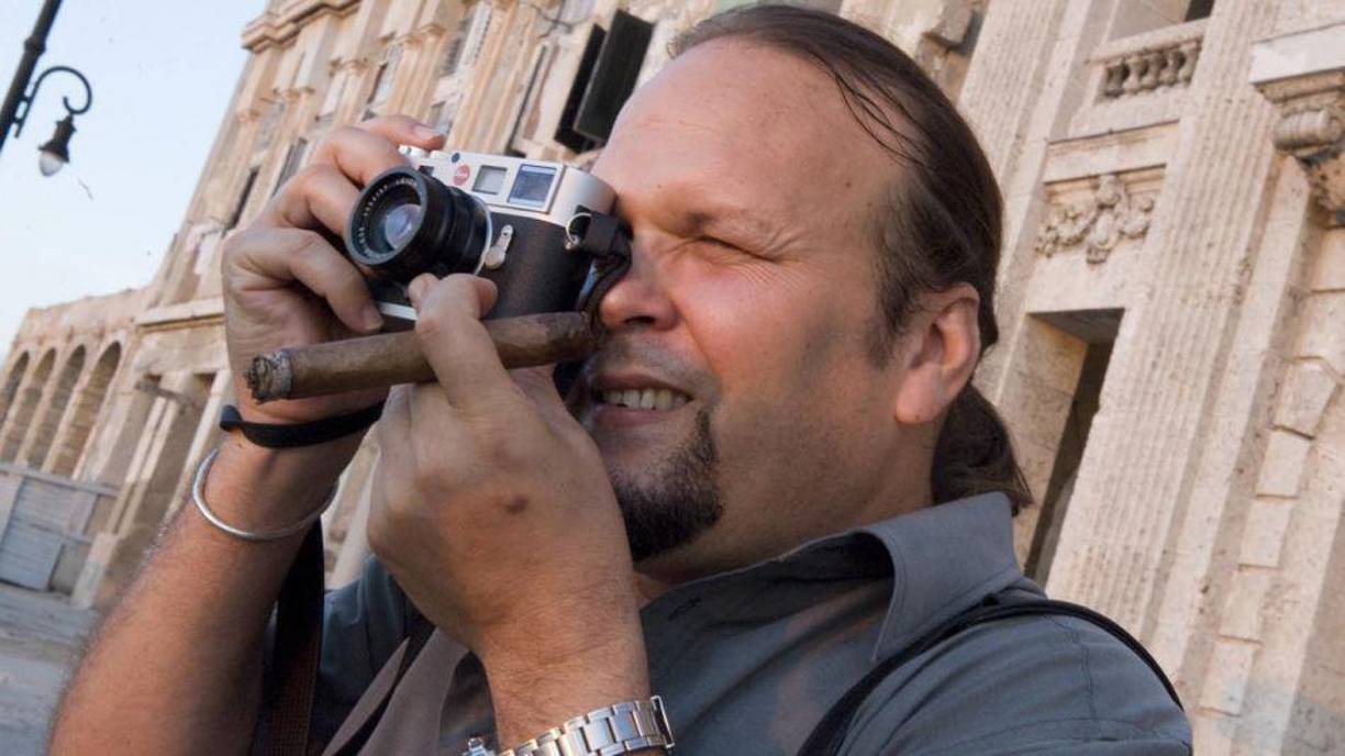 Graduado de derecho laboral, Camilo era director del Centro de Estudios Che Guevara, en La Habana, institución dedicada a perpetuar la obra y pensamiento de su padre, un cargo que ocupó cuando se jubiló su madre Aleida March, cubana de 85 años.