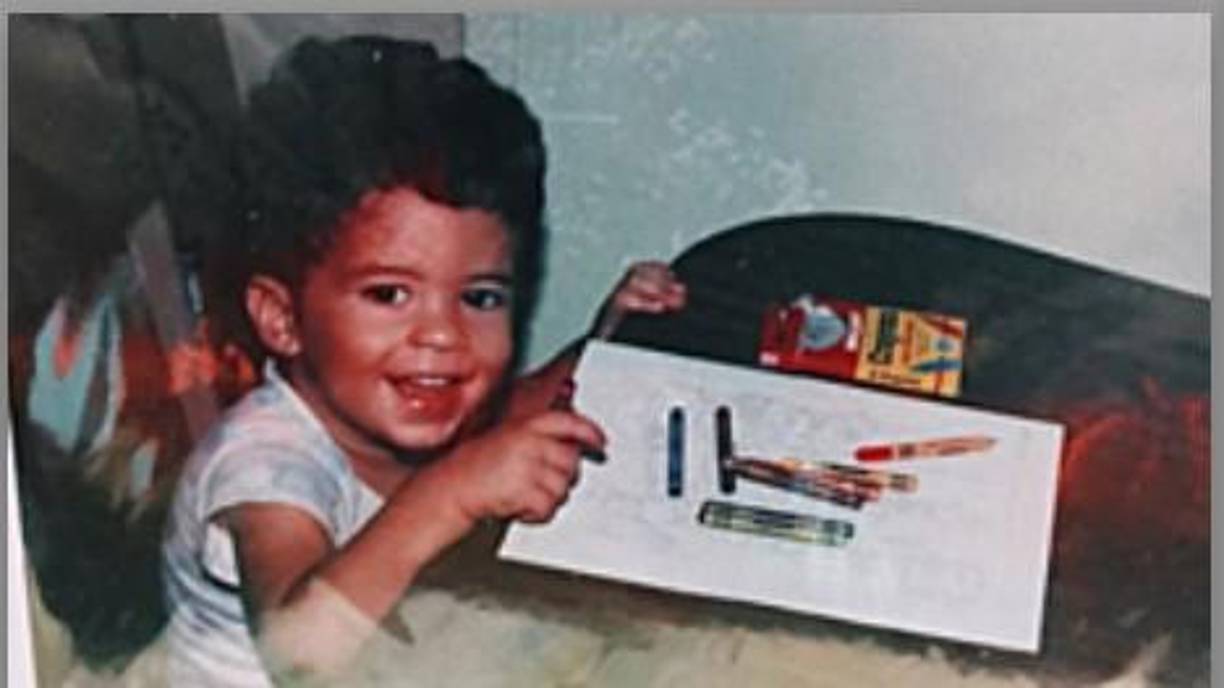 Bad Bunny ha dicho que su familia realmente no tenía nada. No recibió lecciones de canto ni nada lujoso, solo cantaba en la iglesia los domingos y después de la escuela los días de semana.