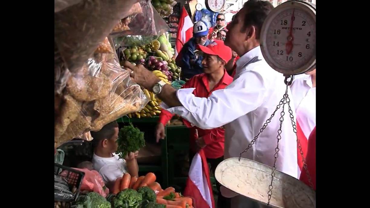 En el video que Nasralla subió a sus diferentes redes sociales se escucha que una vendedora le contesta que la bandeja de elotes vale 50 lempiras.