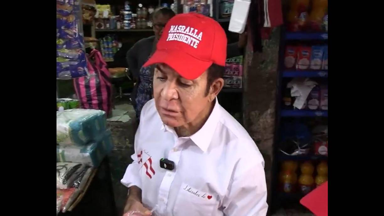 ”¡Sabés por qué vale 50?”, preguntó. “Porque todo lo traen de Guatemala, esto en Honduras no debe valer más de cinco lempiras”, agregó.