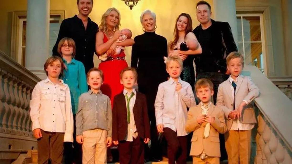 “X” significa “la variable desconocida”. Mientras que “Æ” es la ortografía élfica de AI, la abreviatura en inglés de inteligencia artificial y la palabra “amor” en varios idiomas, incluido el japonés.