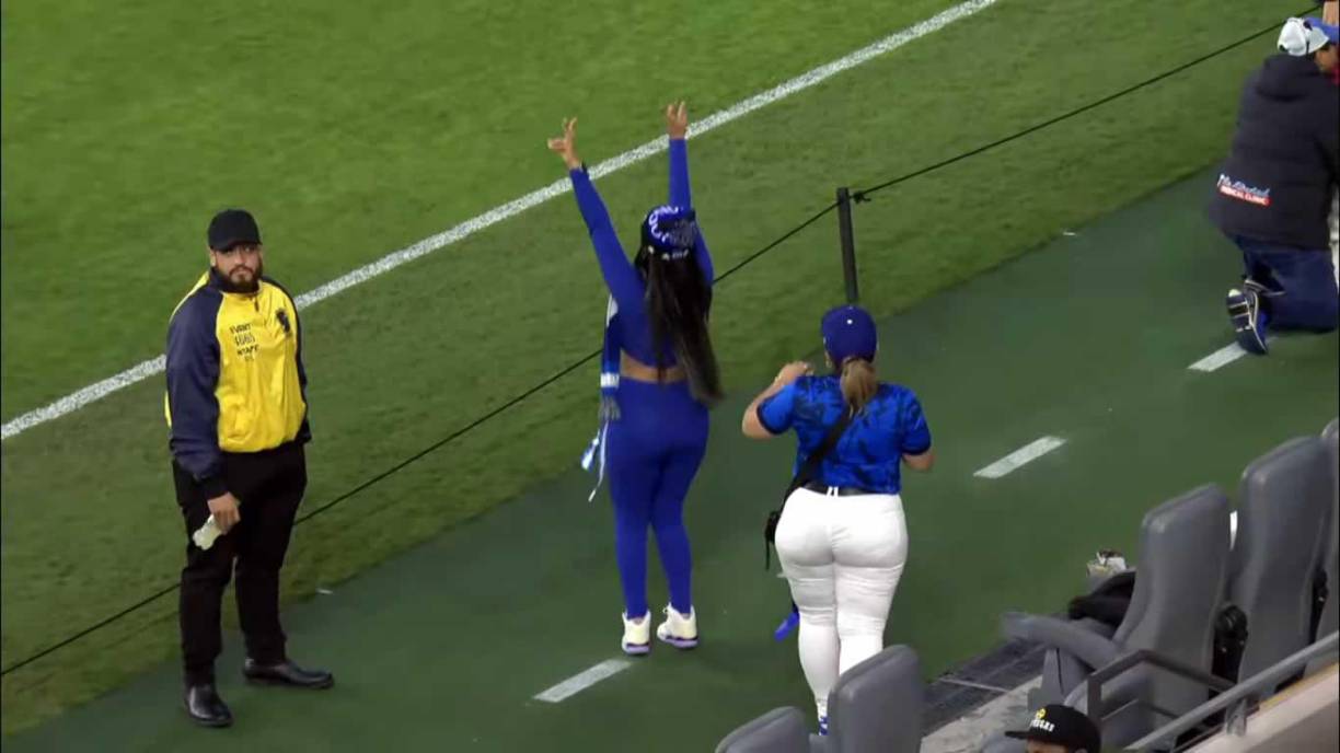 Esta aficionada hondureña cautivó en el estadio angelino con su sexy atuendo con los colores de la Selección de Honduras.