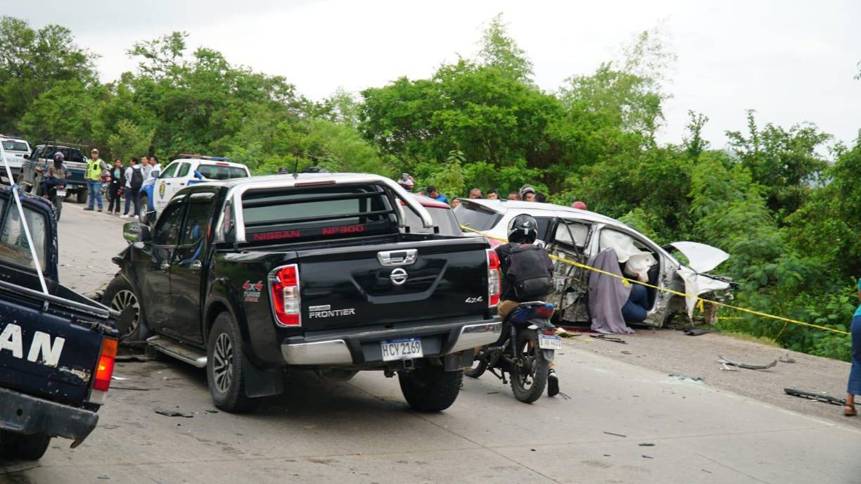 La camioneta en que se transportaban los hermanos Maldonado chocó con una Nissan Frontier negra.