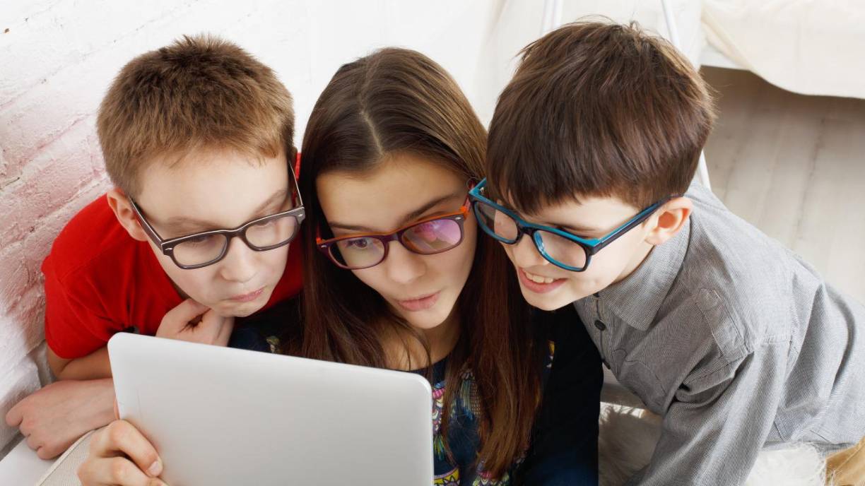 Aunque la exposición a la luz solar es crucial, no debe ser la única medida preventiva. Limitar el tiempo frente a pantallas y asegurarse de que los niños descansen la vista son igualmente importantes. La regla del <b>20-20-20</b> (fijar la vista en algo que se encuentre a 6 metros de distancia por 20 segundos cada 20 minutos de actividad cercana) es una recomendación sencilla y efectiva para reducir la fatiga visual.