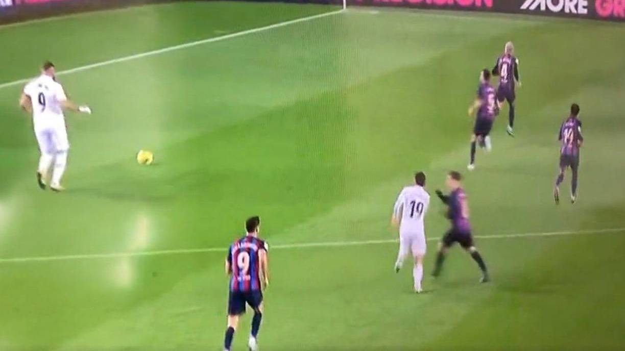 Gavi debió de haber sido expulsado tras la agresión a Ceballos pero no fue ni amonestado. 