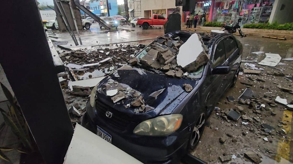 Parte de la estructura de la fachada principal y un puente aéreo adyacente cedieron ante la fuerza de la lluvia, colapsando sobre el suelo y alcanzando a un vehículo tipo turismo que se encontraba estacionado en el área del establecimiento.