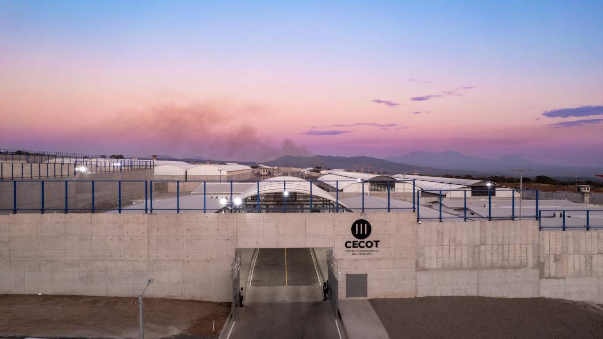 Así es la megacárcel para pandilleros que Bukele inauguró en El Salvador